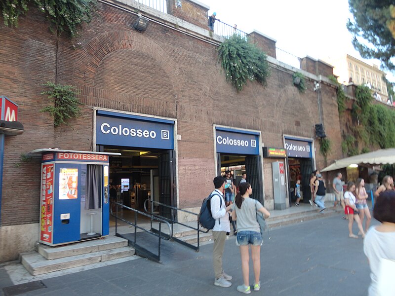 File:Colosseo Metro linea B Station in 2018.01.jpg