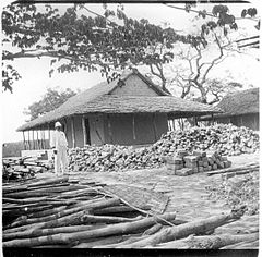 Construction d’une maison, Siguiri (Guinée), mars 1899