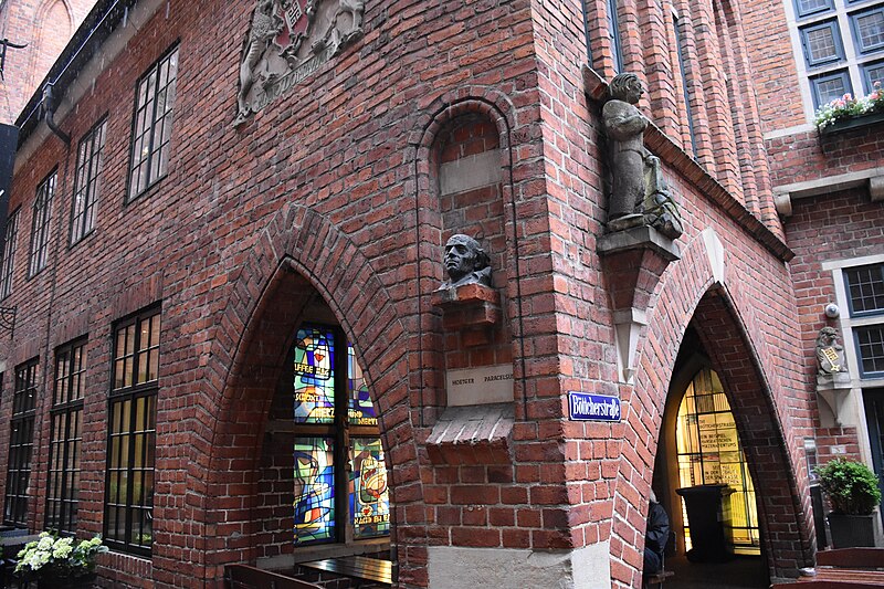 File:Corner of St. Petrus House at Böttcherstraße in Bremen.jpg