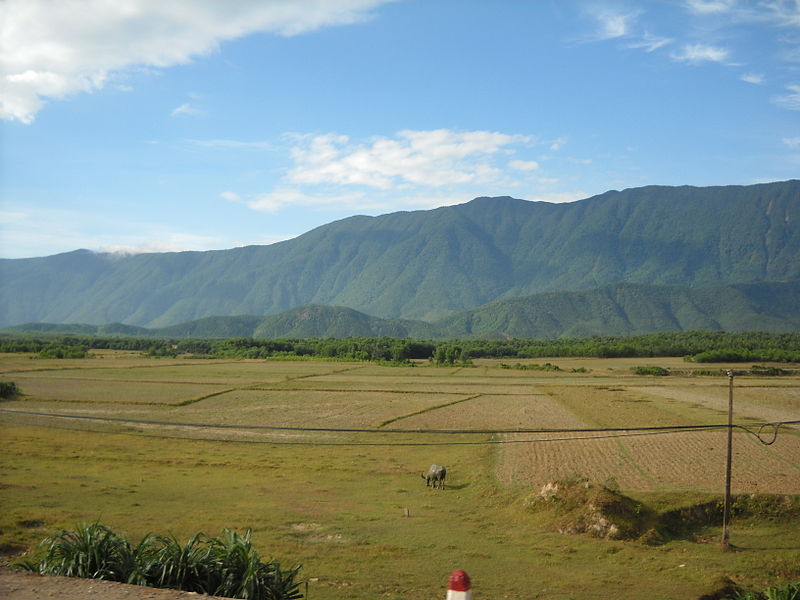 File:Dãy núi Hoành Sơn, nhìn từ Hà Tĩnh.JPG