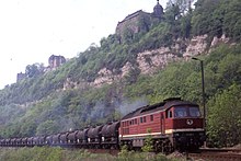 132 034 mit einem Kesselwagenzug unterhalb der Dornburger Schlösser im Mai 1990