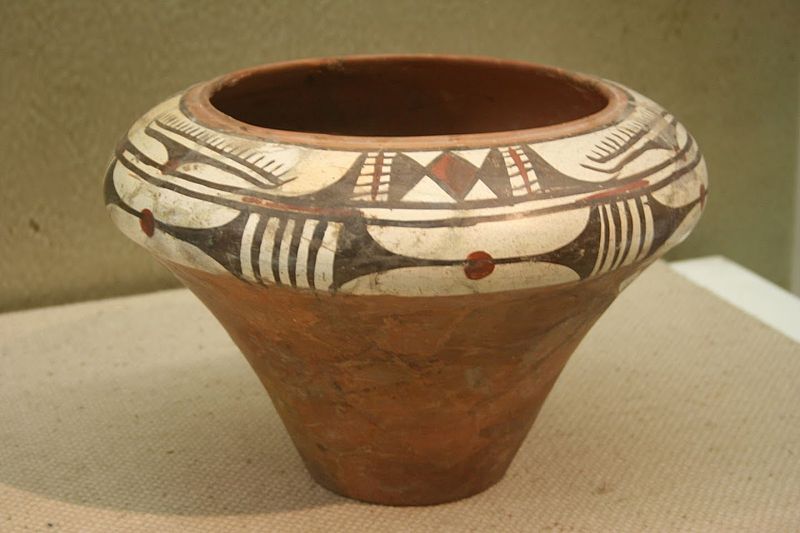 File:Dahecun, Yangshao Culture painted pottery.JPG