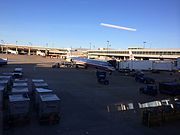 McDonnell Douglas MD-80 de American Airlines en la Terminal D.