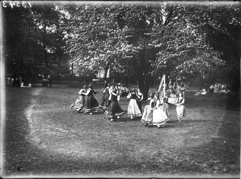 File:Dance performance at Oxford College May Day celebration 1914 (3191477208).jpg