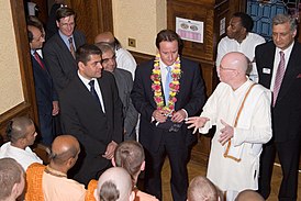 David Cameron bezoekt Bhaktivedanta Manor.jpg