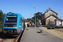 Zicht op het perron met een trein bestaande uit twee X 73500 op het perron