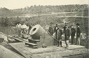 Belägringsbruk "Diktator" utanför Petersburg.  Personen i höger förgrund är BrigGen Henry J. Hunt, Potomac Army artilleri befälhavare