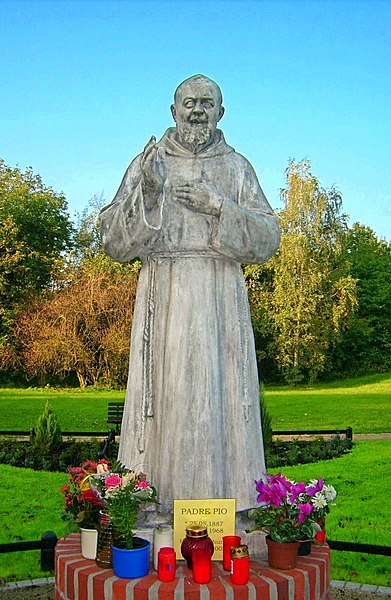 File:DillingenPadrePio.jpg