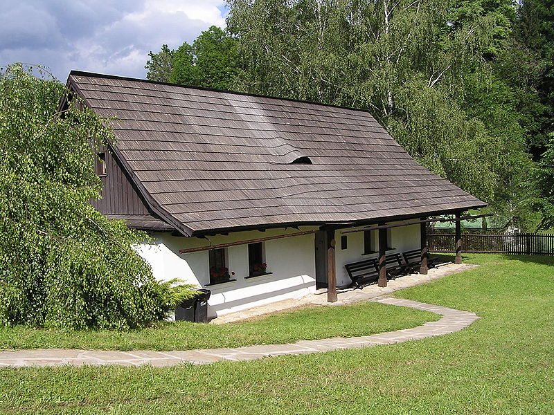 File:Domek Na sboru.JPG