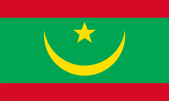 Le drapeau mauritanien : en bandes horizontales rouge-vert-rouge, avec un croissant lunaire et une étoile tous deux jaunes dans la bande verte.