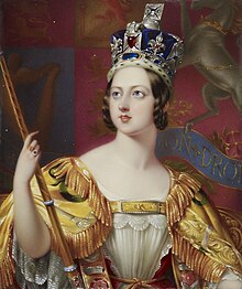 Victoria draagt ​​haar kroon en houdt een scepter vast.