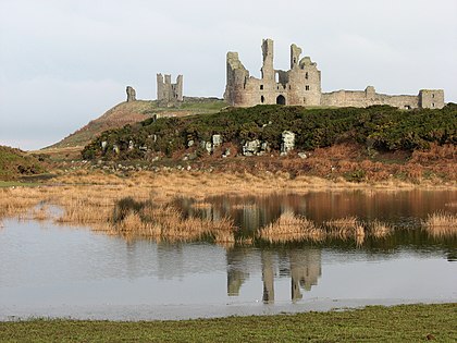 El castell reflectit en les restes del llac meridional