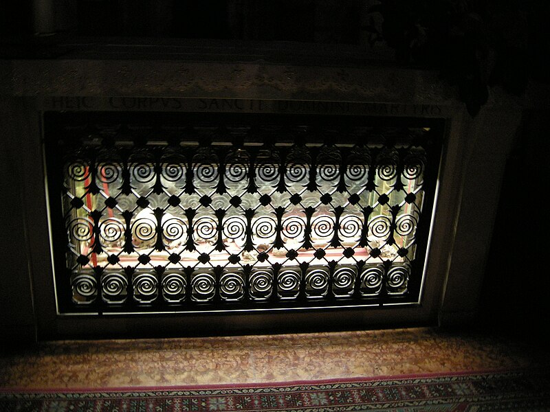 File:Duomo di fidenza, interno, cripta 03 spoglie di san donnino.JPG
