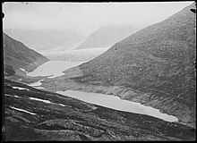 Vorderer (vorne) und hinterer Märjelensee mit dem Gletscher im Hintergrund im Jahr 1909