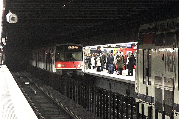 A train arriving at Auber while the previous one has not completely cleared the platform, caused by the rapid pace of SACEM.