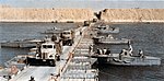 Véhicules égyptiens traversant l'un des ponts sur le canal de Suez, le 7 octobre 1973, lors de l'opération Badr.