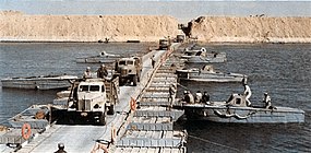 Egyptská vozidla překračují Suezský kanál
