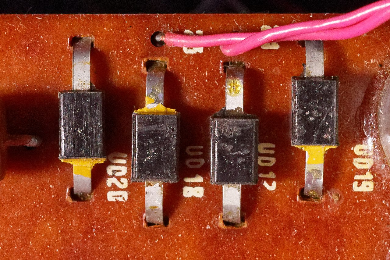 File:Elektronika-324 - diode bridge.jpg - Wikimedia Commons