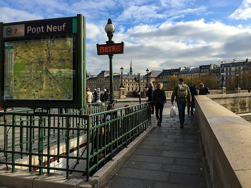 File:Entrance to Pont Neuf metro station (30290462384).jpg