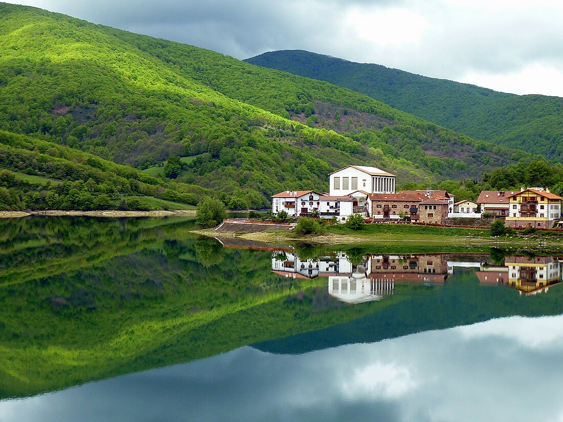 File:Espejo de primavera en Eugi (5663939604).jpg