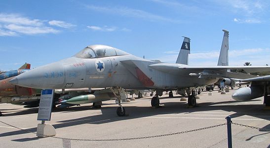 מטוס F-15A בז עם 4 הפלות. מטוסי ה-F-15A/B/C/D נועדו להשגת עליונות אווירית אך יכולים לבצע משימות נוספות.