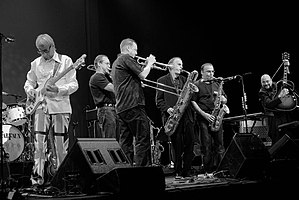 State Theatre, New Jersey (diğer müzisyenlerin solunda basçı Will Lee ve en sağdaki Jimmy Vivino)