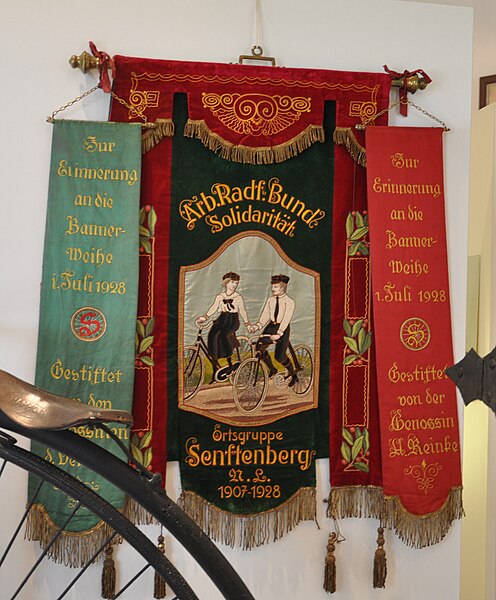 File:Fahne Arbeiterradfahrbund Museum Senftenberg.jpg