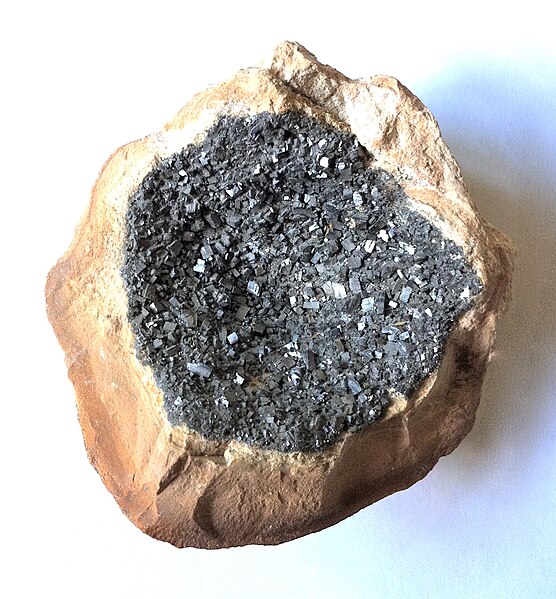 File:Fake geode of galena (Real geode recovered with galena).jpg