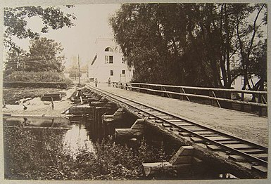 Militärische Feldbahn auf der Jasselda-Brücke am Landgut von Roman Skirmunt, um 1916