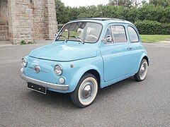Fiat 500, l'originale, toute belle dans cette livrée bleue ciel, avec les flancs blancs sur ses pneus. Il ne manque plus que le Klaxon italien au son de "La Cucaracha" !