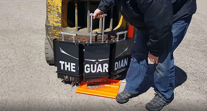 File:Forklift magnet Guardian magnet clean off demonstration.jpg