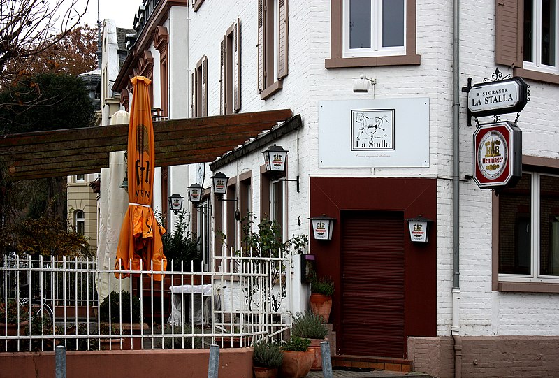 File:Frankfurt-Niederrad, Italian restaurant in the Waldstraße.JPG