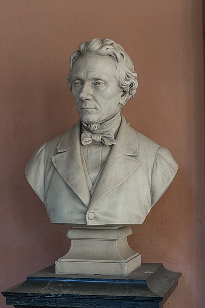 File:Franz Schuh (1865-1935), Nr. 115, bust (marble) in the Arkadenhof of the University of Vienna-2987.jpg