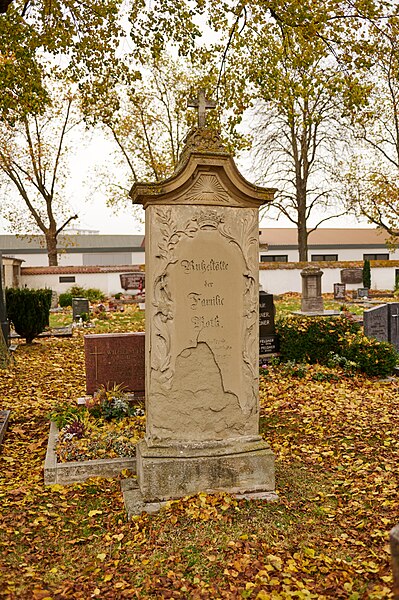 File:Friedhof D-5-75-112-228 Bad Windsheim 20211107 0124.jpg