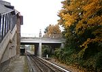 Blick vom S-Bahnhof am östlichen Gleis durch die Brücke.