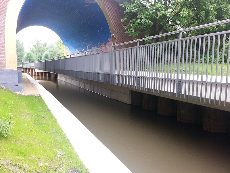 File:Fußweg mit Geländer und Fluss durch eine Autobahnbrücke, aus dem Osten - panoramio.jpg