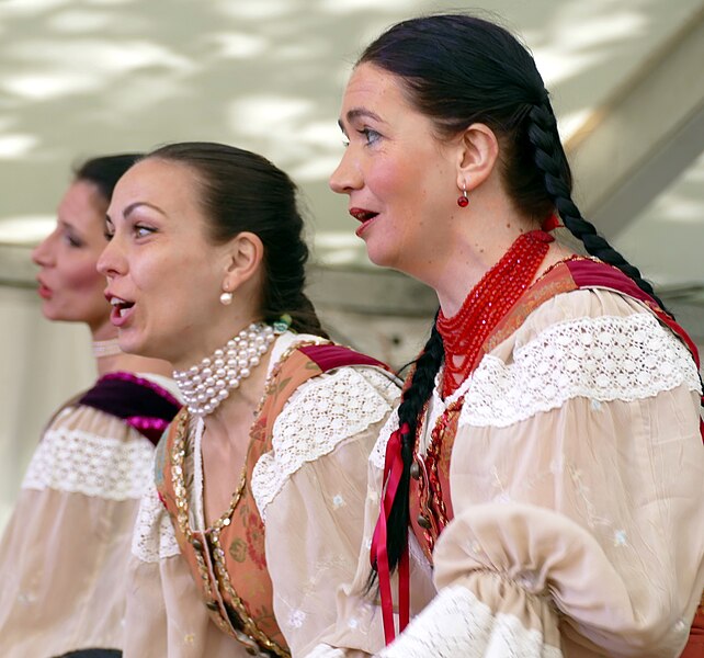 File:Góbéfest 2017 in Manchester. Haromszek Dance ensemble (116).jpg