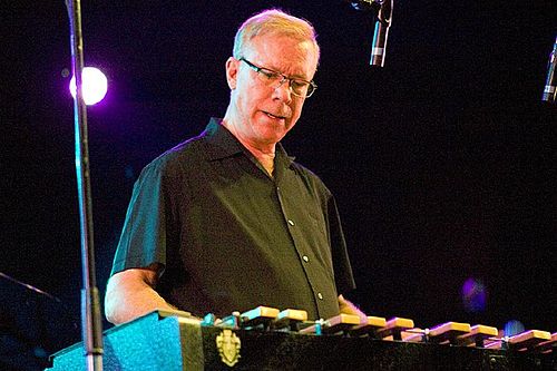 https://upload.wikimedia.org/wikipedia/commons/thumb/a/aa/Gary_Burton.jpg/500px-Gary_Burton.jpg