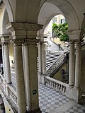 Escalera cortile (patio universitario)