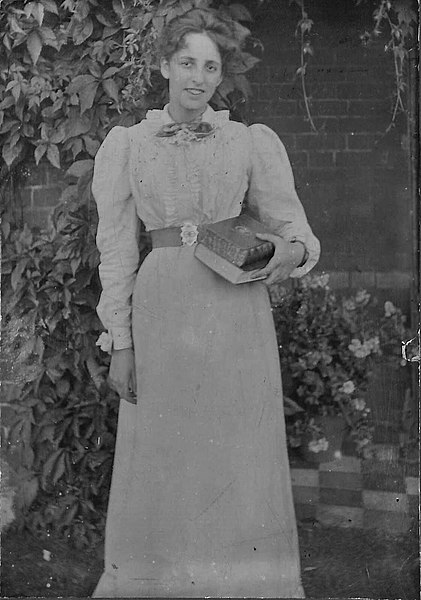 File:Gertrude Rachel Levy, circa 1900.jpg