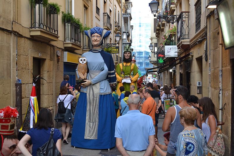 File:Giants parade - Donostia-San Sebastian (1).jpg