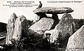 Le dolmen des Korrigans, entouré par un cromlec'h (carte postale Émile Hamonic).
