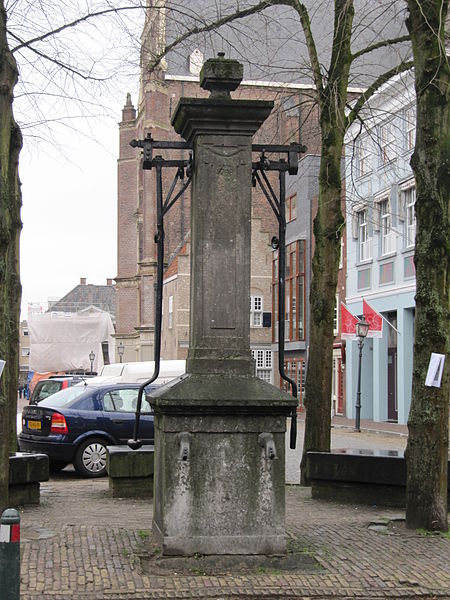 File:Grave - Waterput op de Markt.jpg