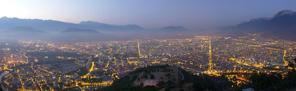 Grenoble de nuit by Matthieu Riegler