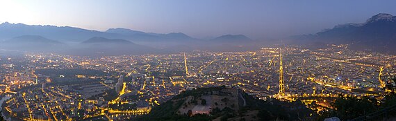 Vue vers le sud depuis le mont Jalla. Au premier plan, la Bastille dominant la ville de Grenoble illuminée, avec l'axe de l'avenue Jean-Perrot au centre et celui du cours Jean-Jaurès à droite.De gauche à droite, vue sur les massifs de Belledonne, du Taillefer, le plateau Matheysin, la vallée du Drac, la vallée de la Gresse et le massif du Vercors.