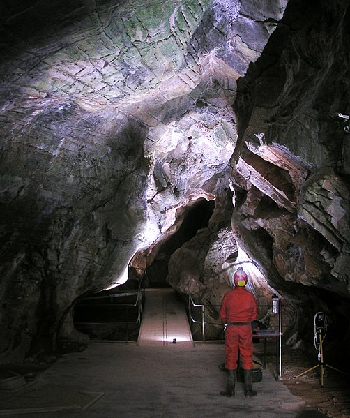 File:Grotte d AzeP1010300mod.jpg