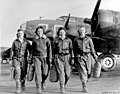 Vier WASP-Pilotinnen nach Verlassen ihres Flugzeugs, Pistol Packin' Mama (1944)