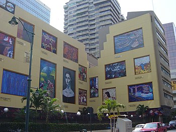 Pinturas exhibidas en un mural en el centro de Guayaquil