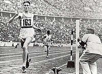 Der spätere Olympiasieger Gunnar Höckert gewinnt seinen Vorlauf über 5000 Meter 1936 vor dem Briten Frank Close (576)