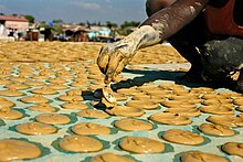 https://upload.wikimedia.org/wikipedia/commons/thumb/a/aa/Haitian_Dirt_Biscuits.jpg/220px-Haitian_Dirt_Biscuits.jpg
